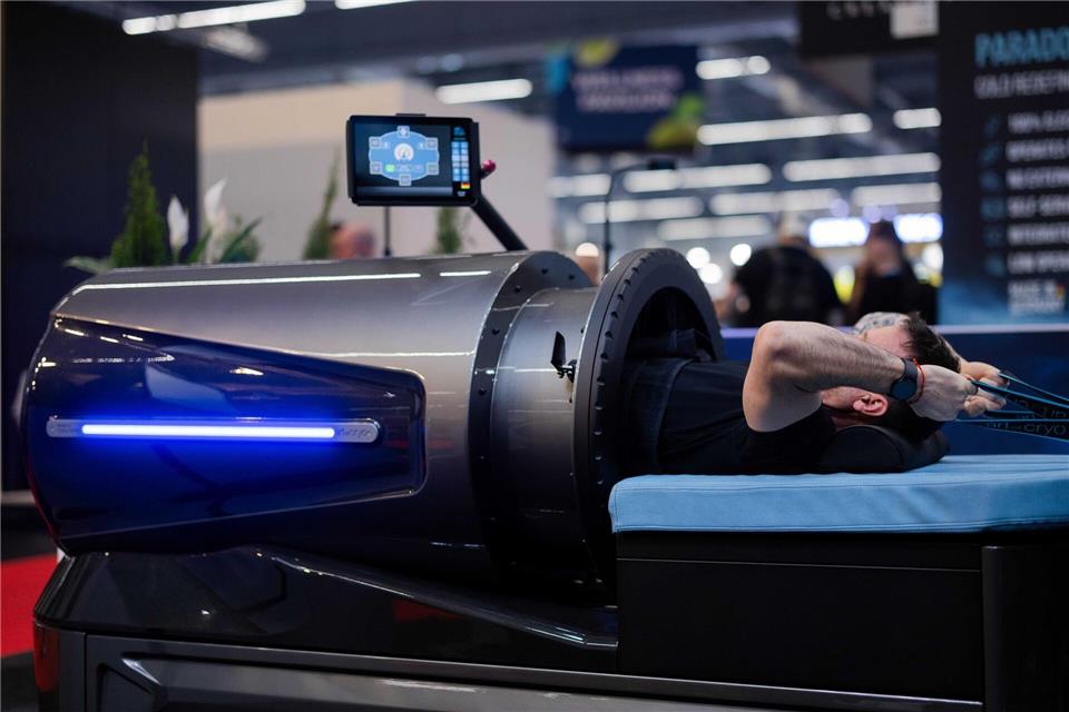 Mit den Armen trainieren, während der restliche Körper im „Flow System“ des Geräteherstellers Art of Cryo durch Über- und Unterdruck stimuliert wird.Rolf Vennenbernd/dpa