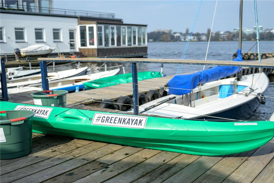 Mit den Booten von „GreenKayak“ wurde Tonnenweise Müll aus Gewässern im Norden gezogen. (Archivbild)Axel Heimken/dpa