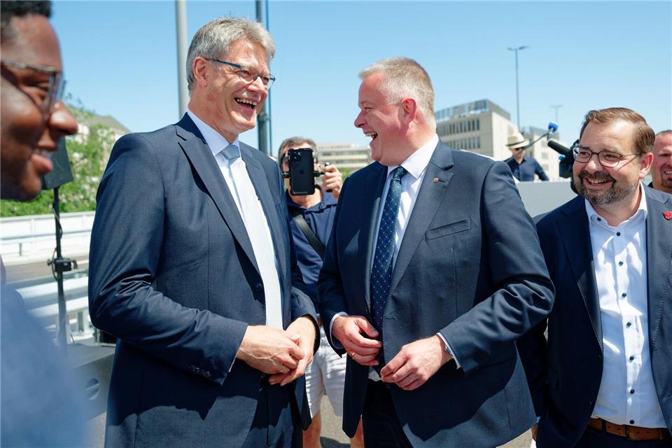 Mit den Brüdern Gordon (2. von rechts) und Patrick (2. von links) Schnieder kam Politprominenz zur Eröffnung.Uwe Anspach/dpa