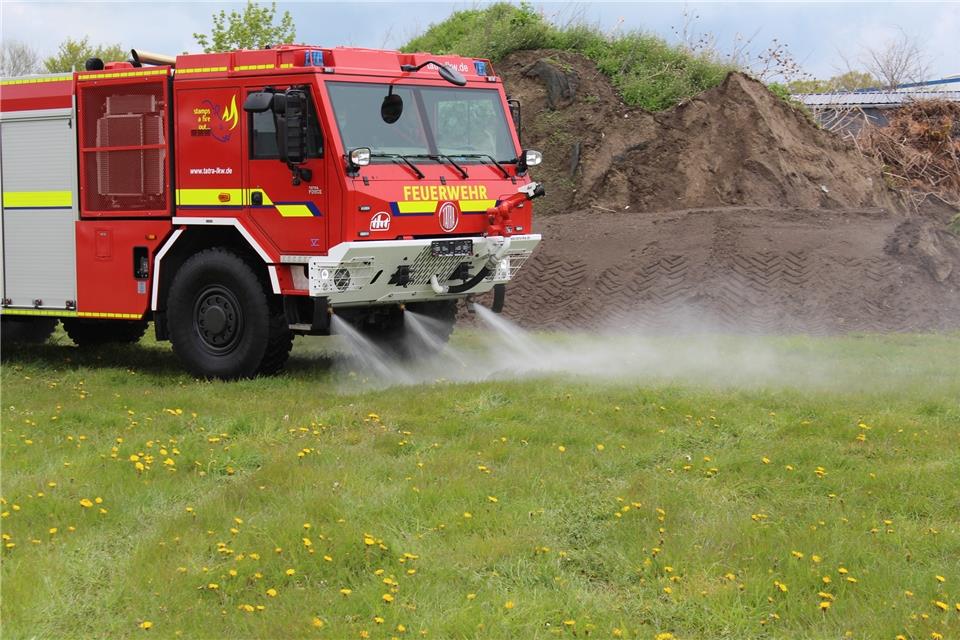 Mit den Düsen an der Vorderseite des Lkw kann Löschwasser auf den Boden gesprüht werden.