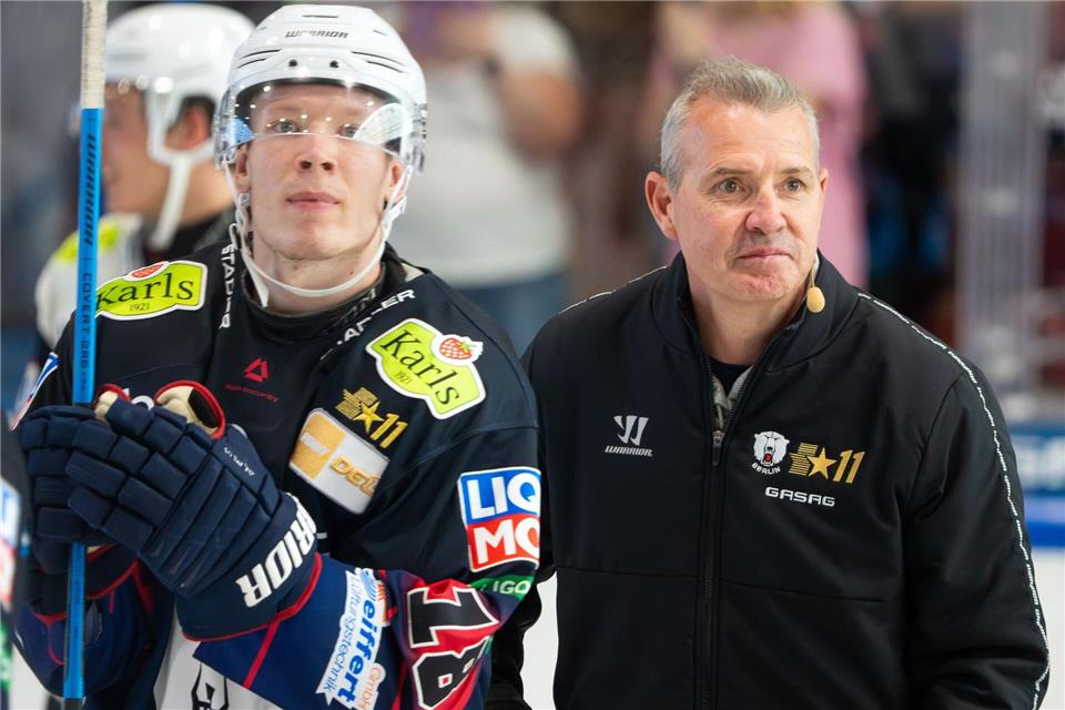 Mit den Eisbären Berlin auf Erfolgskurs: Mannschaftskapitän Jonas Müller (l.) und Cheftrainer Serge Aubin. (Archivfoto)Soeren Stache/dpa