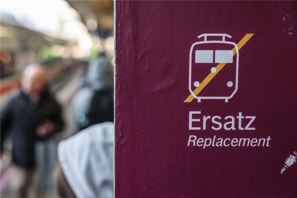 Mit den Ersatzbussen sind Reisende teilweise deutlich länger unterwegs.Oliver Berg/dpa