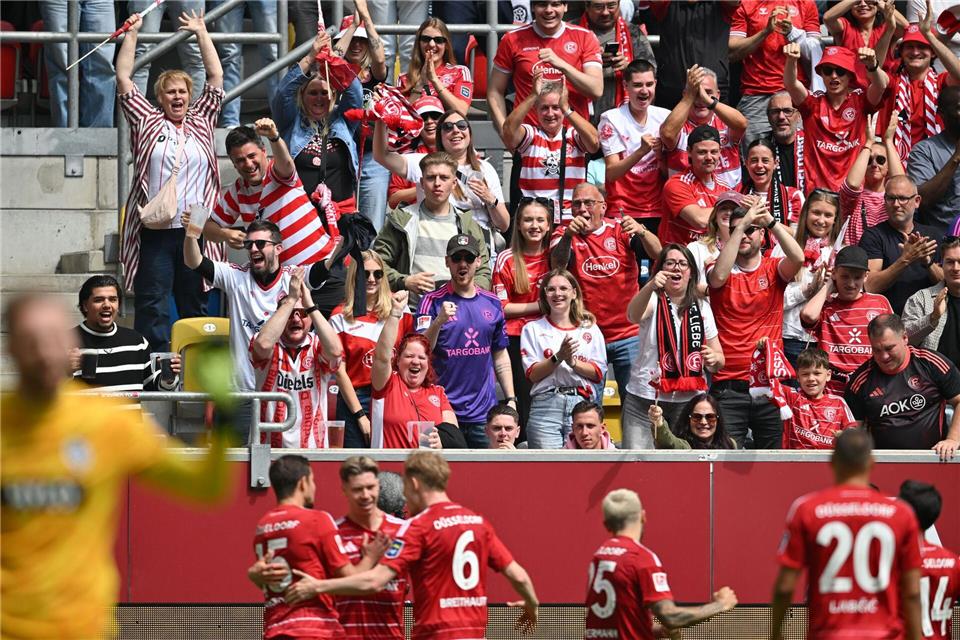 Mit den Fans im Rücken hat Fortuna Düsseldorf einen wichtigen Sieg errungen. Anke Waelischmiller/dpa