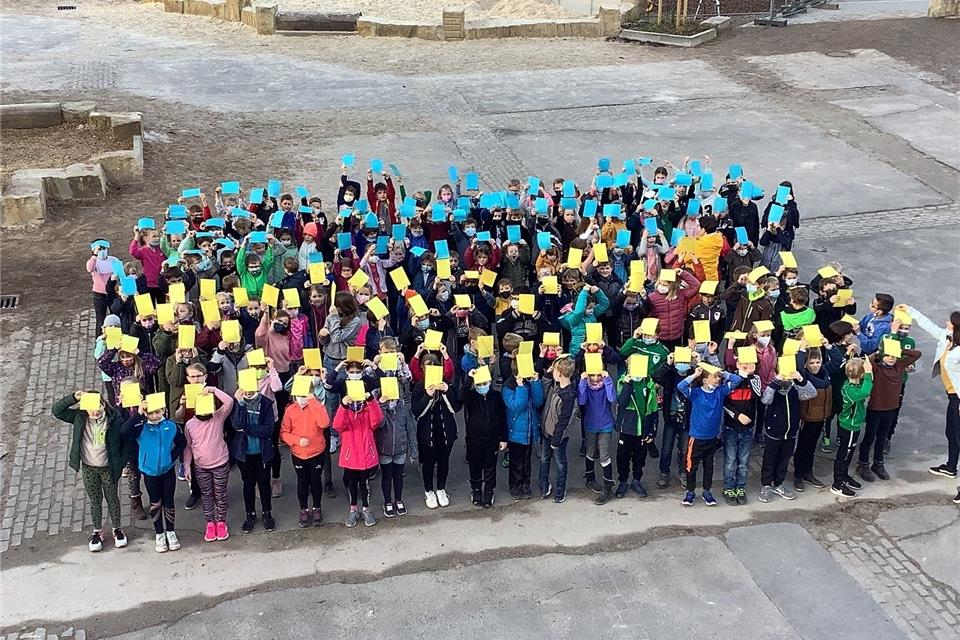 Mit den Farben der ukrainischen Flagge setzen die Burloer Grundschüler hier ein Zeichen für den Frieden.