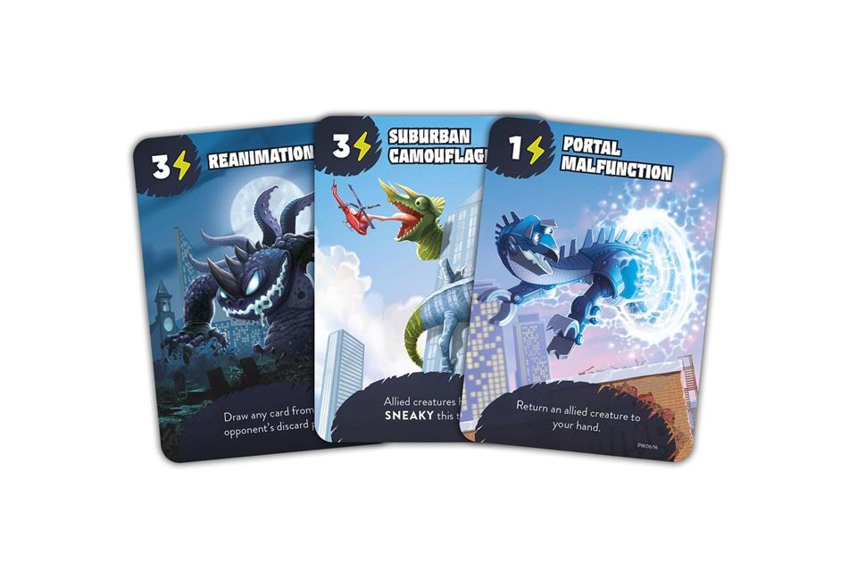 Mit den Karten von „Mindbug“ lassen zwei Spielende ihre Monster gegeneinander antreten. Mit Würfeln von „King of Tokyo“ können die Monster verstärkt werden - dazu muss man aber spezielle Powerkarten erwerben.Nerdlab Games/dpa-tmn