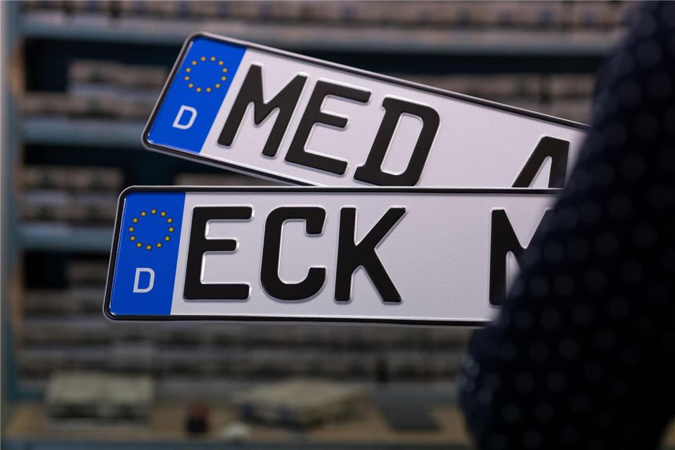 Mit den Kennzeichen für Eckernförde und Meldorf drücken manche Autofahrer Heimatverbundenheit aus. (Symbolbild)Rainer Jensen/dpa