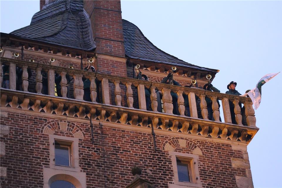 Mit den Klängen des Fanfarencorps ist der Markt eröffnet worden. Dafür sind die Musiker auf den Sterndeuterturm gestiegen.