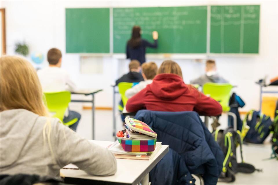 Mit den Leistungen von Schülerinnen und Schülern in Deutschland geht es laut Bildungsstudien bergab.Philipp von Ditfurth/dpa