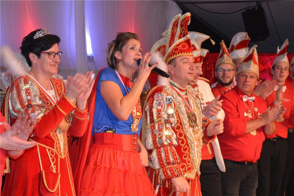 Mit den Majestäten und Elferrat feierte Anna-Maria Zimmermann (2.v.l.) auf der Bühne.
