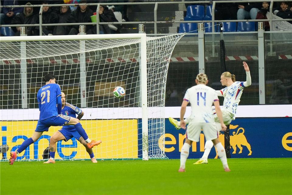 Mit den Qualifikationstoren 15 und 16 dreht Norwegens Super-Torjäger Erling Haaland (r) in Italien die Partie.Luca Bruno/AP/dpa