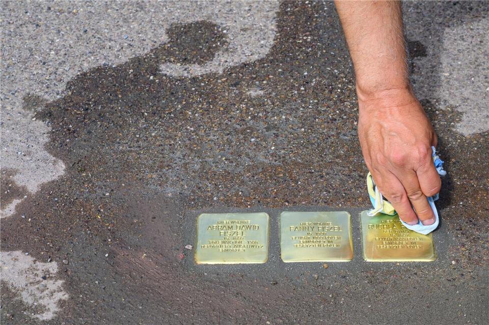 Mit den Stolpersteinen wird an die Deportation von Jüdinnen und Juden durch Nationalsozialisten erinnert. Klaus-Dietmar Gabbert/dpa