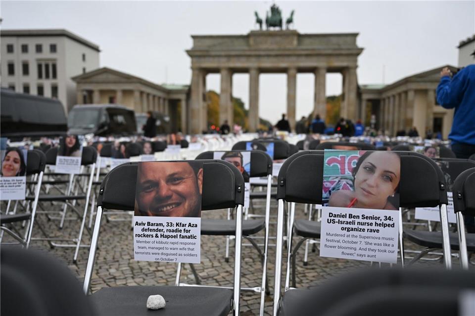 Mit den Stühlen soll an die Opfer erinnert werden. Lilli Förter/dpa