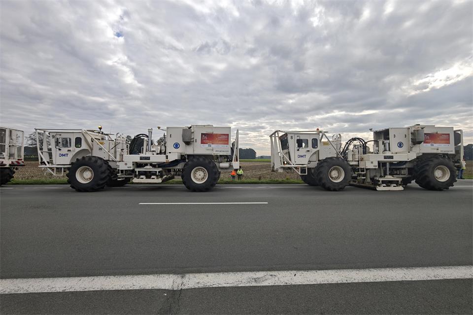 Mit den Vibro-Trucks wird eine Karte des Untergrunds ermittelt. Das kann für die künftige Nutzung von Geothermie wichtige Daten liefern. 