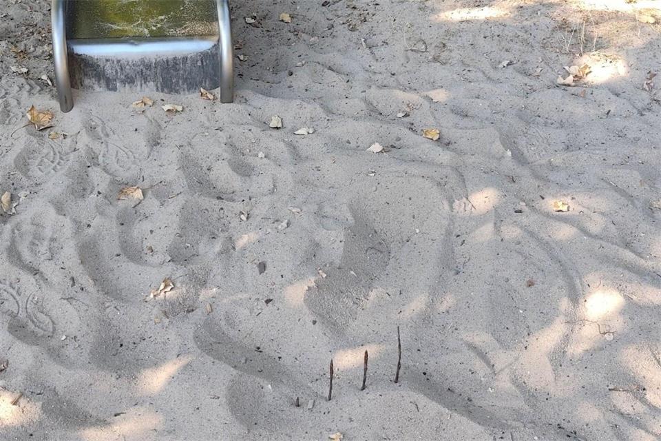 Mit den Zinken nach oben lag die Mistgabel vor der Rutsche im Sand.Kurstadt Bad Camberg/dpa