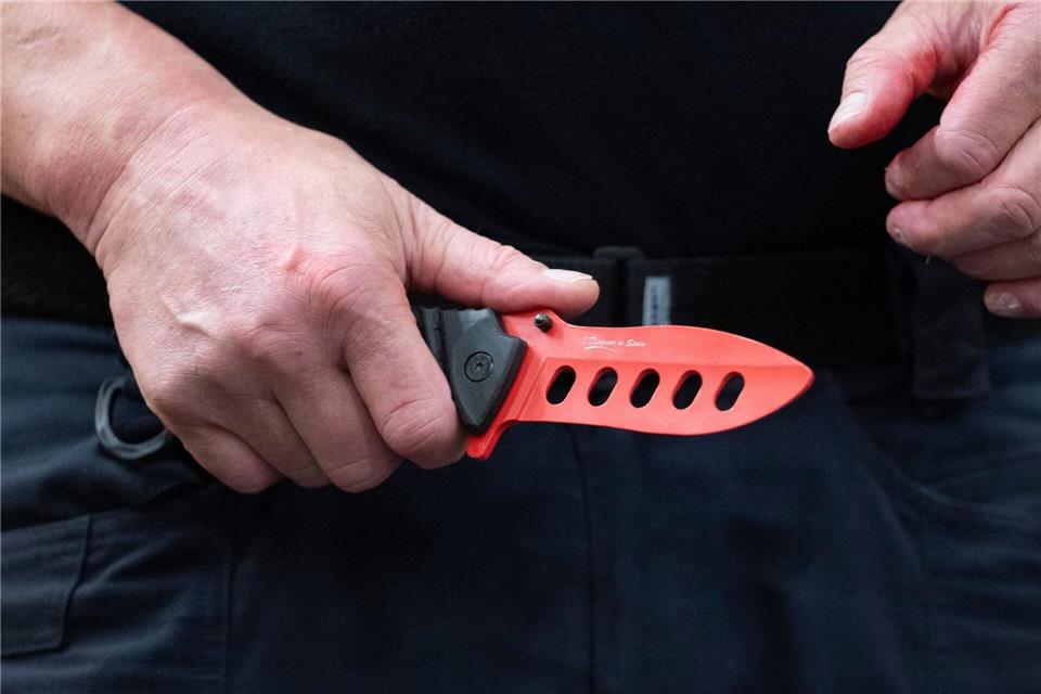 Polizisten bekommen Uniform mit mehr Schutz gegen Messer Mit den neuen Uniformen sollen die Beamten besser gegen Messerangriffe geschützt werden. Marijan Murat/dpa