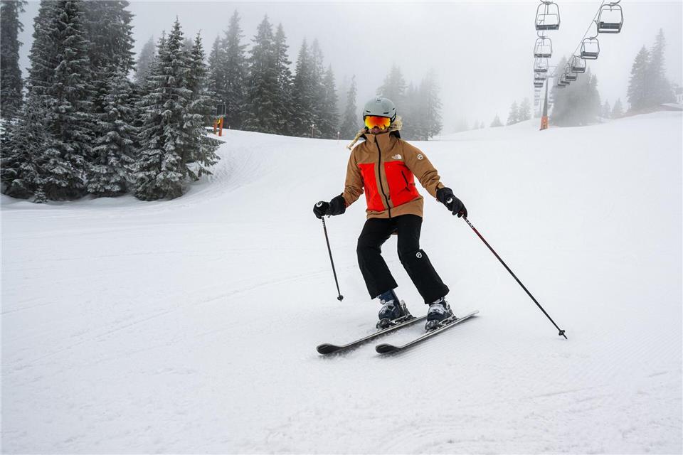Mit den passenden Skiern an den Füßen fällt das Erlernen der ersten Schwünge leichter.picture alliance / dpa-tmn