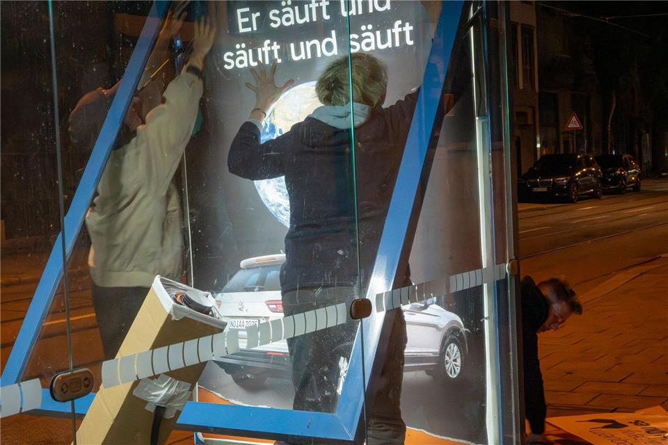 Attac protestiert mit Satireplakaten gegen die IAA Mit der Aktion will Attac gegen den von Autoindustrie protestieren. Peter Kneffel/dpa