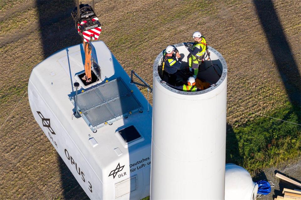 Mit der Anlage werden Rotorblätter, Getriebeteile und Steuerungen unter echtem Wind getestet. Sina Schuldt/dpa