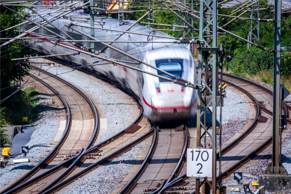 Mit der Bahn sind die Reisezeiten zu Zielen in Polen oft unverhältnismäßig lang. (Symbolbild) Jens Büttner/dpa