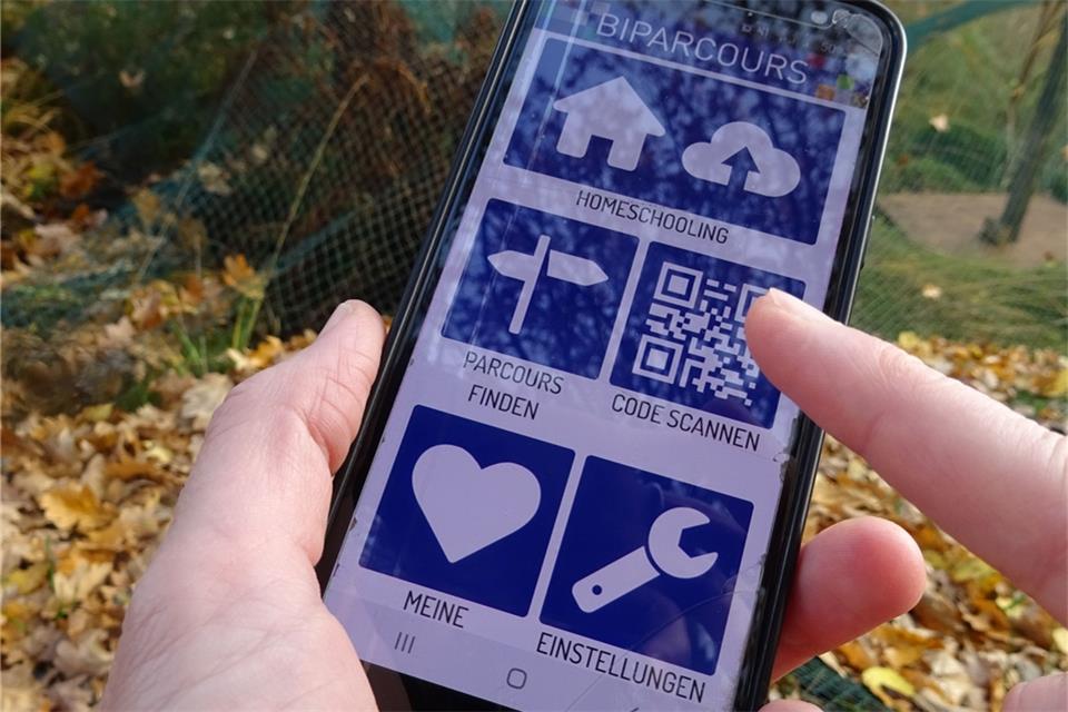 Mit der Bildungs-App Biparcours geht es digital auf den Parcours im Tiergarten Schloss Raesfeld.