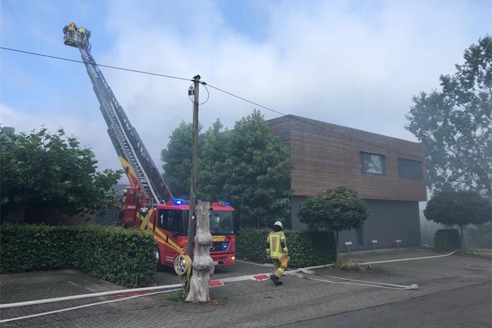 Mit der Drehleiter wird die Situation vor Ort erkundet.