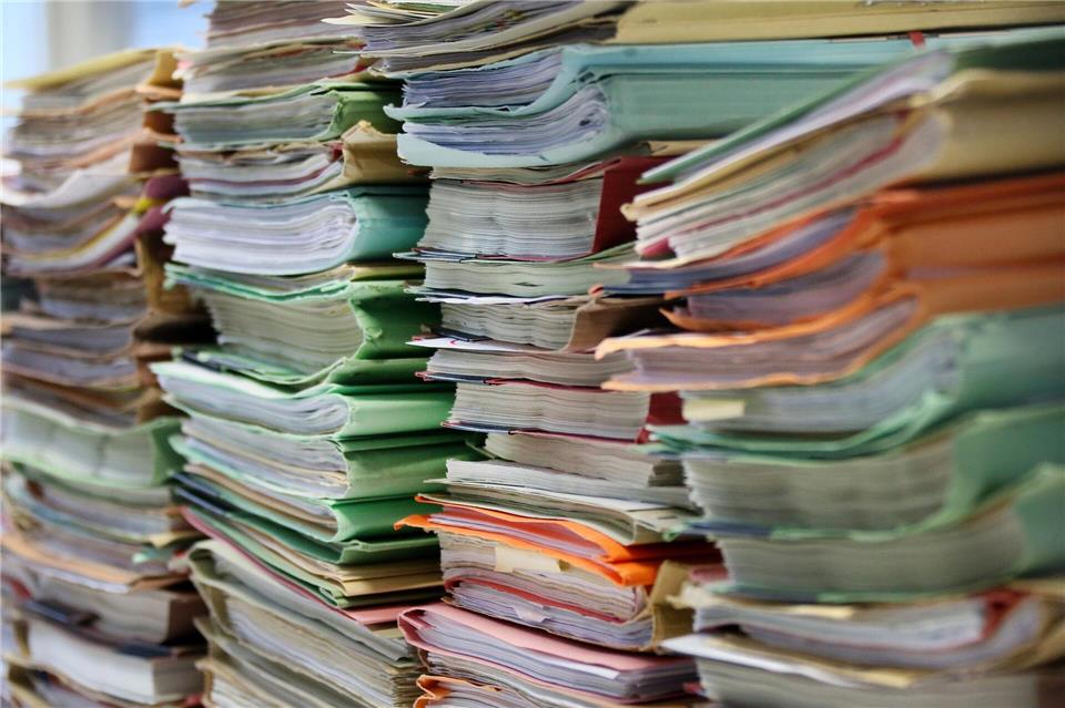 Mit der E-Akte sind schon mal die allermeisten Aktenstapel in der Justiz verschwunden. (Archivbild)Stephanie Pilick/dpa