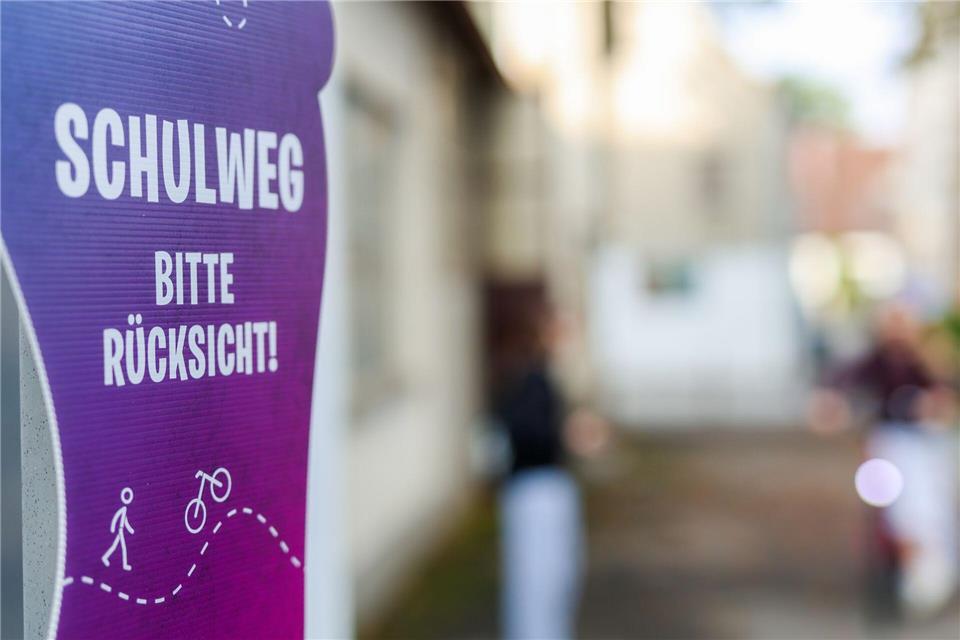 Mit der Einführung von Schulstraßen und Schulzonen reagiert das Land auf häufig chaotische Verkehrssituation vor Schulen durch sogenannte Elterntaxis mit unübersichtlichem Parken und hohem Unfallrisiko.Christoph Schmidt/dpa