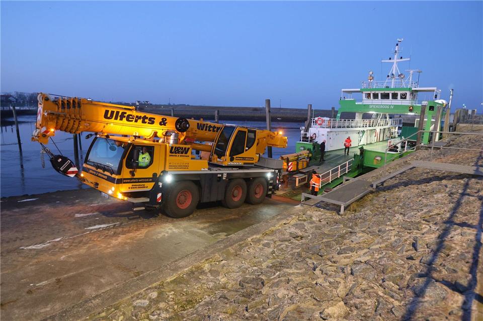 Mit der Frachtfähre kamen die Mini-Häuser und der Autokran nach Spiekeroog. Christian Butt/dpa