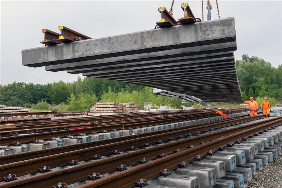 Mit der Generalsanierung von bundesweit mehr als 40 hochbelasteten Streckenabschnitten bündelt die DB alle anstehenden Baumaßnahmen der kommenden Jahre. Im nächsten Jahr ist die Strecke durch das Kinzigtal an der Reihe. (Symbolbild)Soeren Stache/dpa