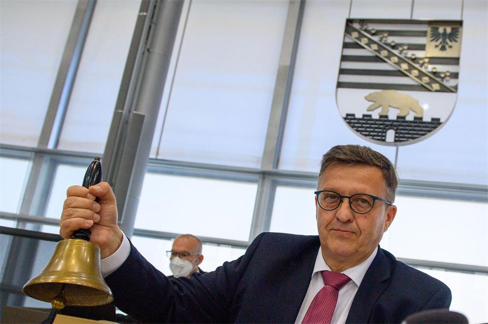 Mit der Glocke eröffnete Detlef Gürth 2021 die erste Landtagssitzung. (Archivbild)Klaus-Dietmar Gabbert/dpa-Zentralbild/dpa