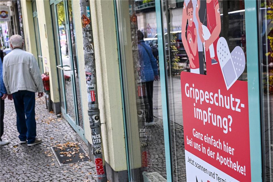 Mit der Grippe- kann man sich auch gleichzeitig die Corona-Impfung verabreichen lassen. (Archivbild)Jens Kalaene/dpa