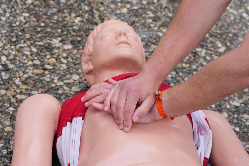 Mit der Herzdruckmassage kann bei einem Herz-Kreislauf-Stillstand das Leben der Betroffenen gerettet werden. (Symbolbild)Soeren Stache/dpa