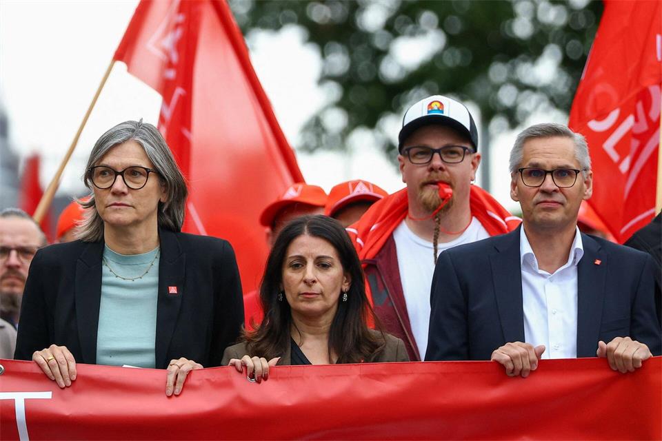 „Mit der IG Metall werden die Werke in Emden, Zwickau, Hannover und Neckarsulm nicht geschlossen“, kündigt Benner (l.) an. (Archivbild)Lisi Niesner/Reuters/Pool/dpa