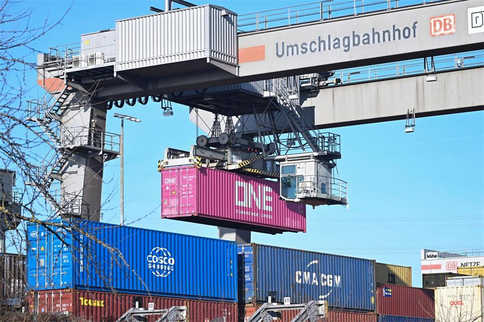 Mit der Konjunktur in Deutschland scheint es weiter aufwärts zu gehen. (Symbolbild)Bernd Weißbrod/dpa