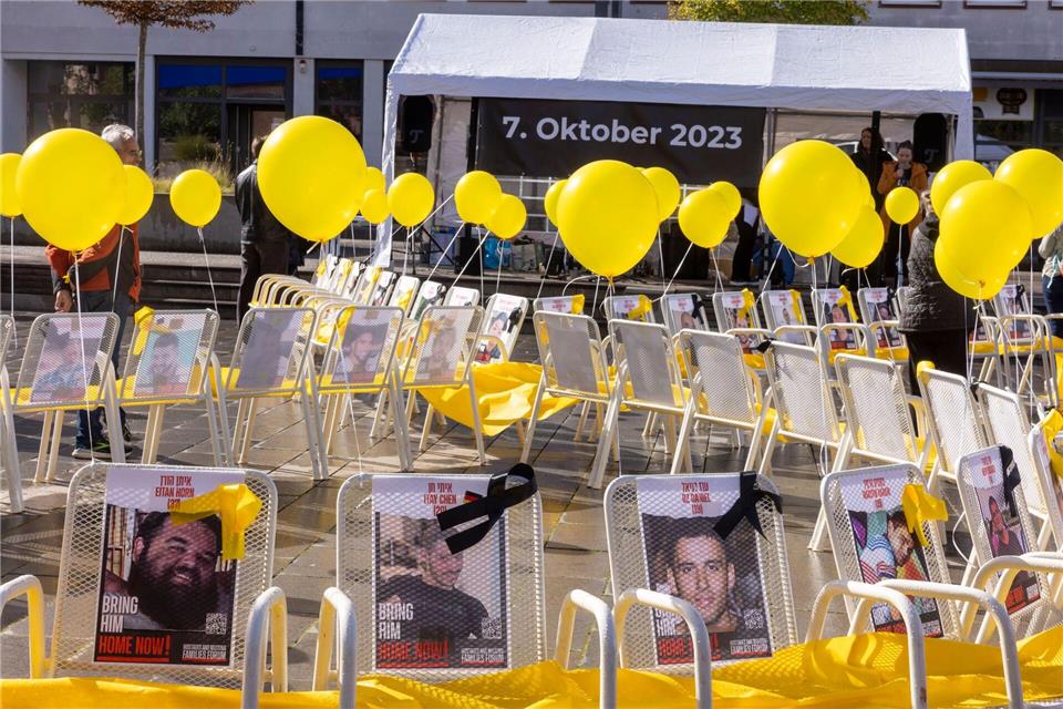 Gedenkveranstaltung zum 7. Oktober in Darmstadt eröffnet Mit der Kunstinstallation soll der Menschen gedacht werden, die beim Terrorangriff der Hamas ermordet wurden. Helmut Fricke/dpa