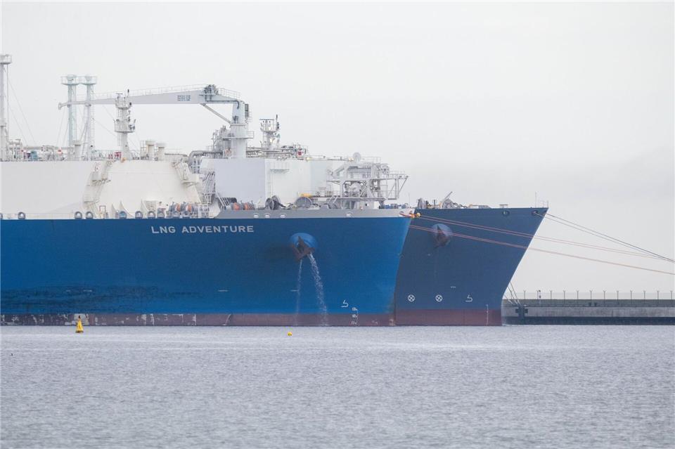 Importe über deutsche LNG-Terminals auf Rekordniveau Mit der „LNG Adventure“ ist vor rund einer Woche wieder ein LNG-Tanker beim Terminal an Rügens Küste angekommen.Stefan Sauer/dpa
