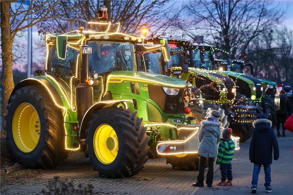 Mit der Lichterfahrt wollen die Landwirte für einen guten Zweck Geld sammeln. (Archivbild)Peter Gercke/dpa-Zentralbild/dpa