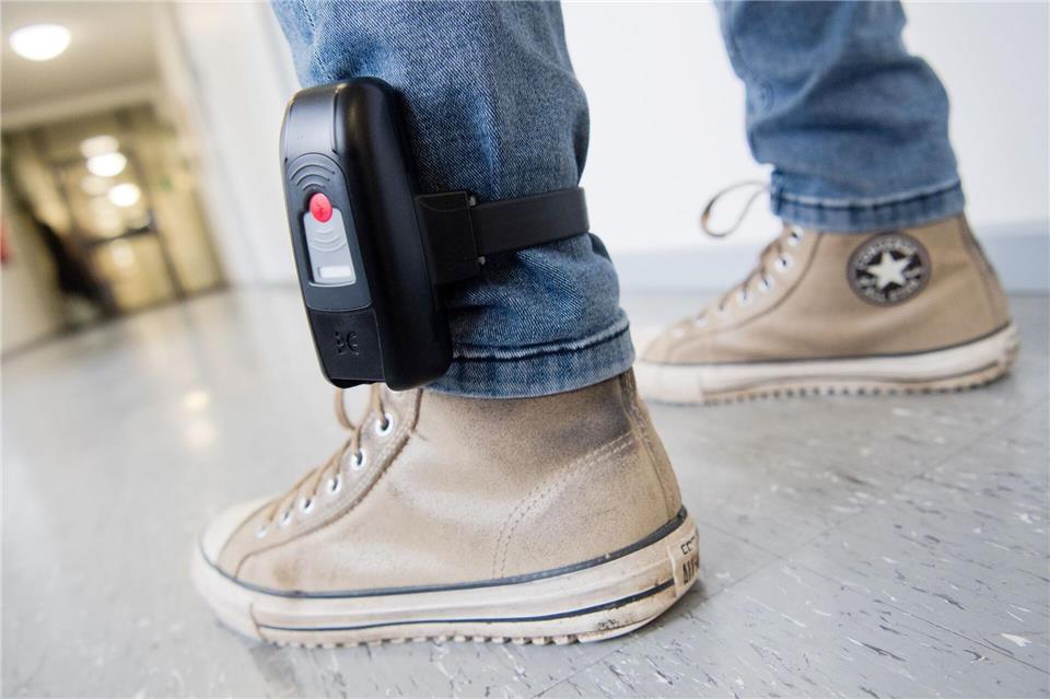 Mit der Novellierung des Polizeiaufgabengesetzes möchte die Landesregierung unter anderem Fußfesseln für Täter von häuslicher Gewalt einführen. (Symbolbild)Julian Stratenschulte/dpa