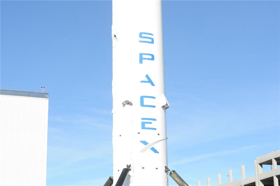 Mit der Rakete Falcon 9 machte sich SpaceX unverzichtbar für die US-Raumfahrt. (Archivbild)Andrej Sokolow/dpa