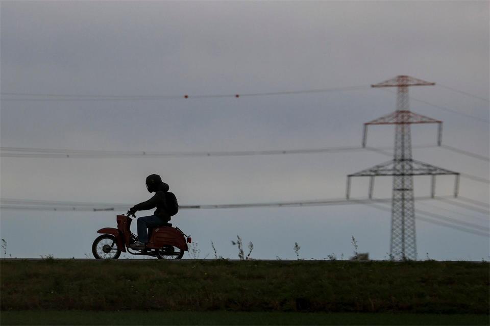 Mit der Schwalbe über Land: Das Moped ist Kult, aber zur Fortbewegung einfach auch hilfreich. (Archivbild)Jan Woitas/dpa