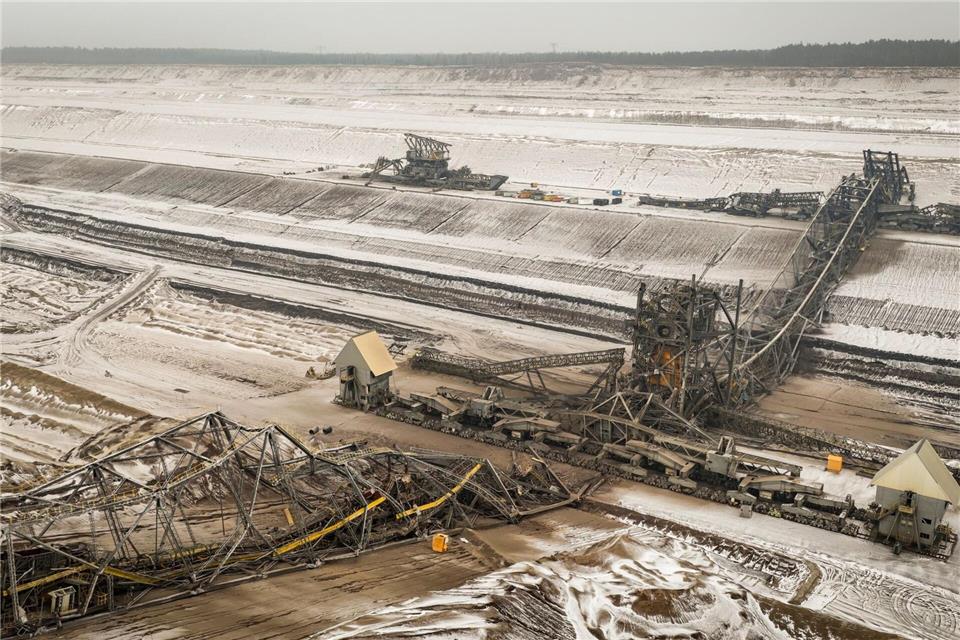 Mit der Sprengung der Förderbrücke F60 im ehemaligen Tagebau Jänschwalde in der Lausitz verschwindet eine der größten mobilen Technikanlagen der Welt. (Archivbild) Andreas Friese/dpa