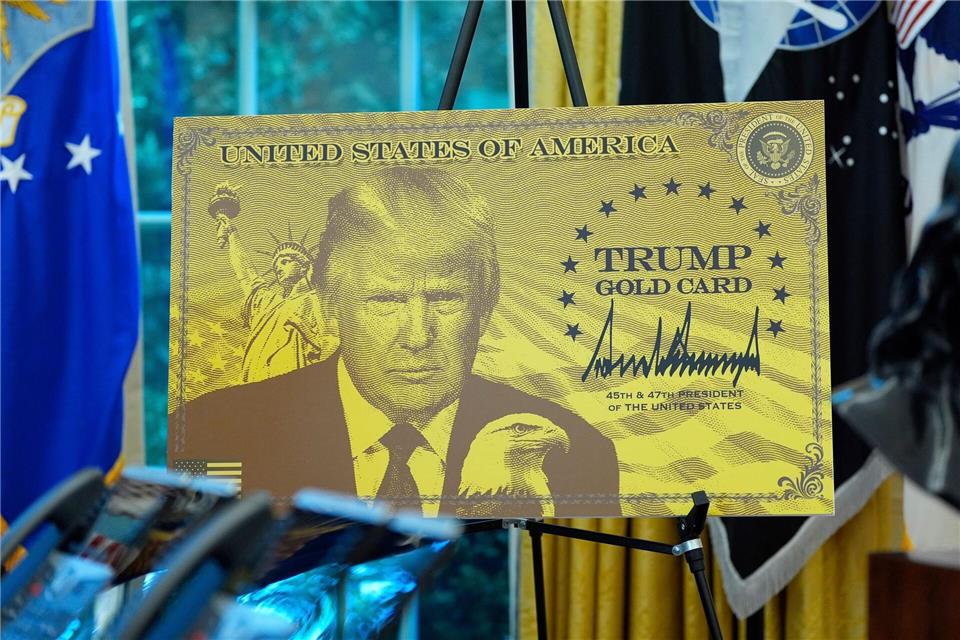 Trump verfügt Gebühr von 100.000 Dollar für Visa-Kategorie Mit der „Trump Gold Card“ soll man sich für die Zahlung von einer Million Dollar in den USA niederlassen können.Alex Brandon/AP/dpa