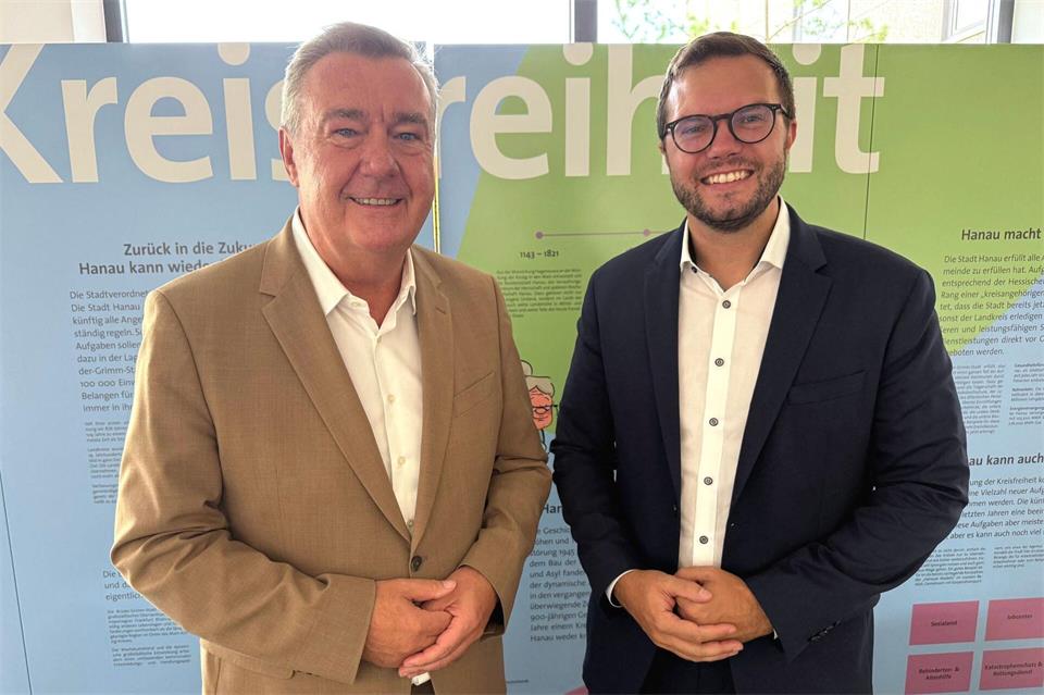 Mit der Übergabe der Finanzgeschäfte an seinen Nachfolger Bieri (r) bereitet der Hanauer OB Kaminsky (beide SPD) sein Ausscheiden aus dem Amt vor. Michael Bauer/dpa