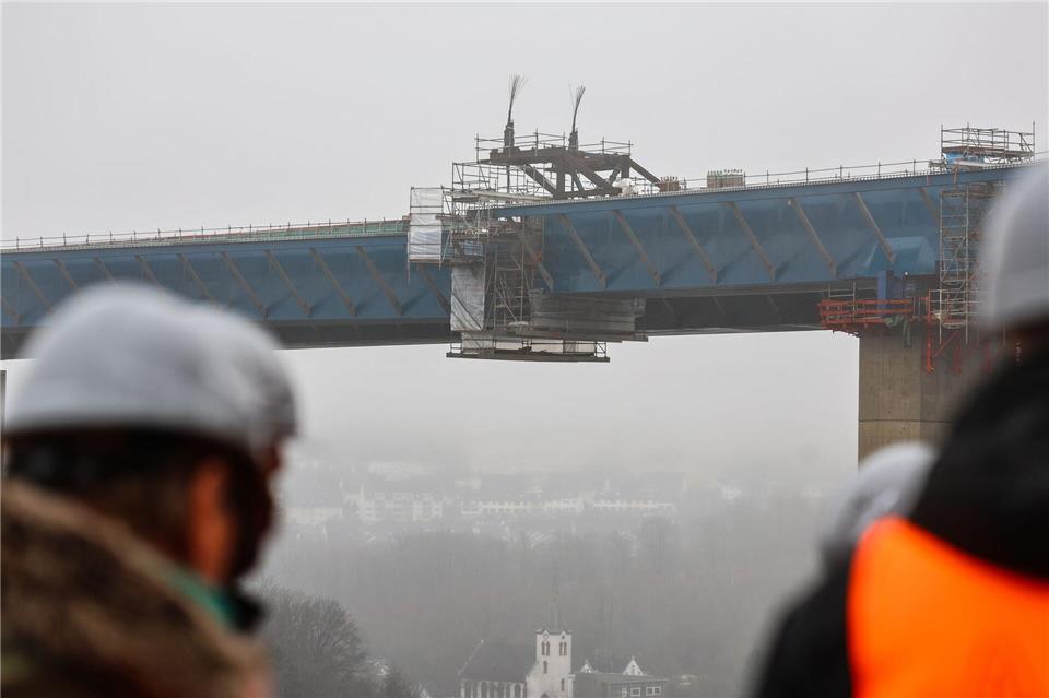 Mit der Verbindung des Stahlüberbaus beim noch nicht fertig gestellten Brückenteil ist beim Bau der Rahmedetalbrücke ein weiterer wichtiger Schritt erreicht. Alex Talash/dpa