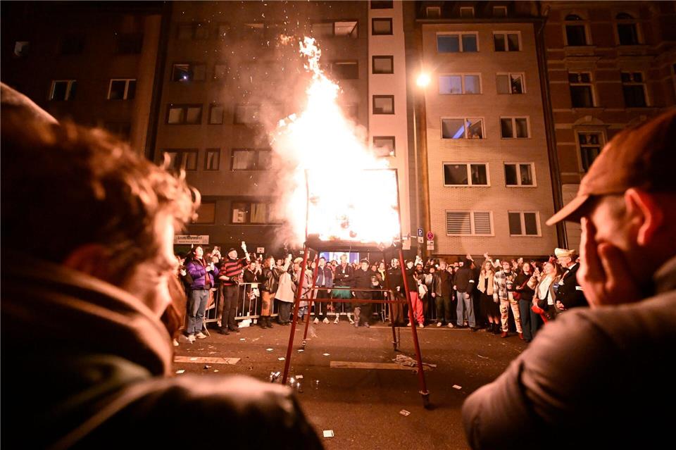 Mit der Verbrennung des Nubbels geht in Köln der Karneval offiziell zu Ende. Roberto Pfeil/dpa
