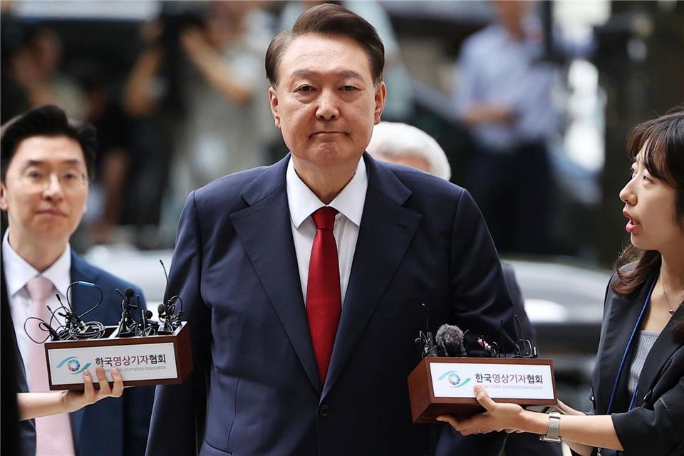 Mit der Verhängung des Kriegsrechts im Dezember 2024 löste Yoon eine schwere Staatskrise aus. (Archivfoto)Kim Hong-Ji/Reuters Pool via AP/dpa