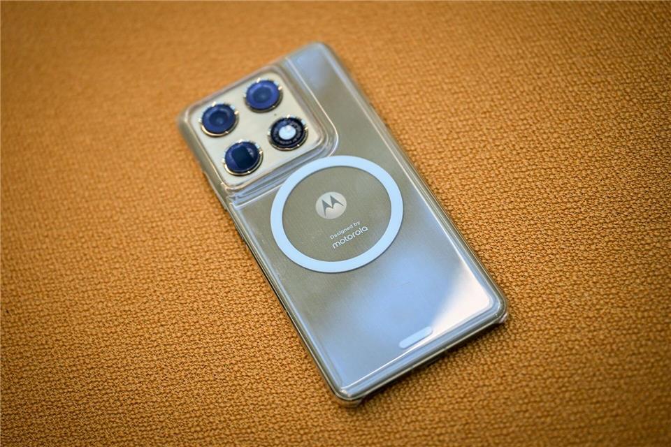 Mit der beigelegten Plastikhülle erhält das Motorola Signature noch einen Magnetring, mit dem man es an Autohalterungen oder Ladestationen befestigen kann.Nico Tapia/dpa-tmn