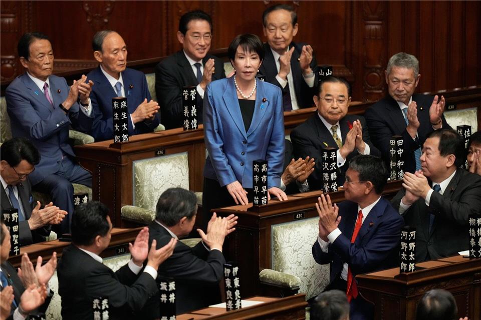 Mit der national-konservativen Sanae Takaichi übernimmt in Japan erstmals eine Frau das Amt des Regierungschefs. (Archivbild)Eugene Hoshiko/AP/dpa