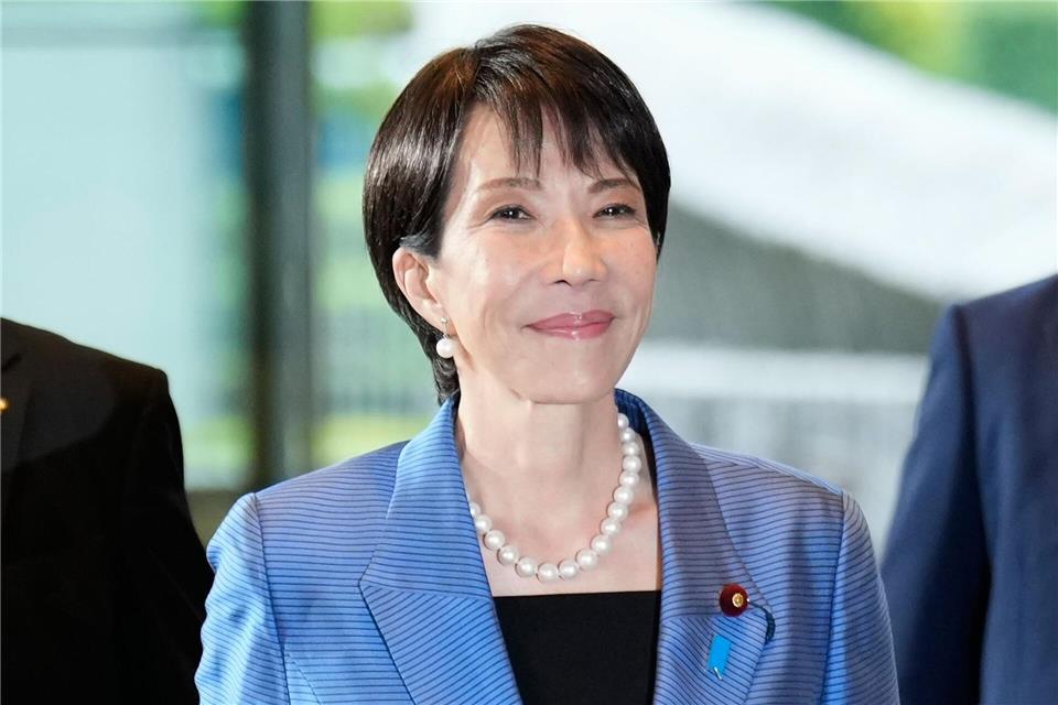 Mit der national-konservativen Sanae Takaichi übernimmt in Japan erstmals eine Frau das Amt des Regierungschefs.Eugene Hoshiko/AP/dpa