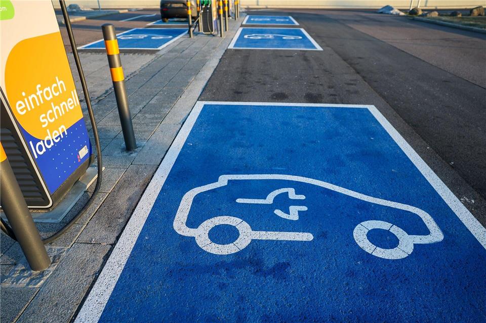Mit der neuen Förderung will die Bundesregierung helfen, immer mehr Elektroautos auf die Straße zu bringen. (Archivbild)Jan Woitas/dpa
